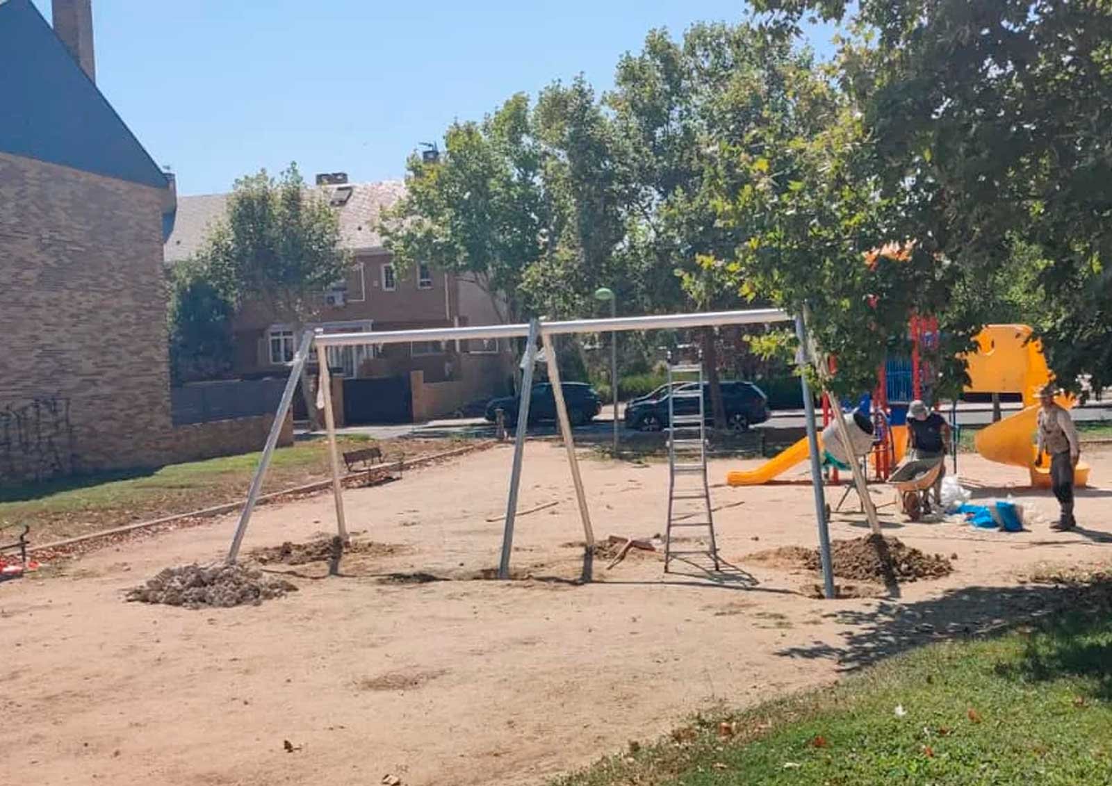 CONTINÚAN LAS MEJORAS DE JUEGOS INFANTILES DE LOS PARQUES DE VILLANUEVA DEL PARDILLO. 08/08/2024